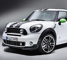 MINI Cooper SD Countryman ALL4 in Light White mit MINI RAY Streifen in Alien Green 